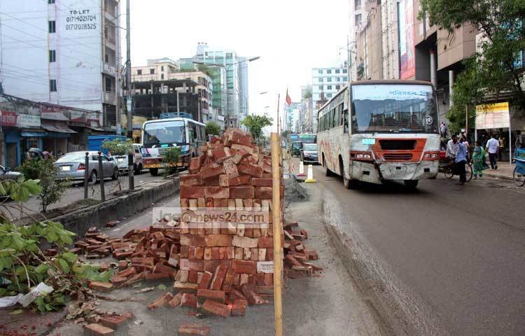 একটু বৃষ্টি হলেই এ রাস্তা কর্দমাক্ত হয়ে যায়। ছবি : বিপ্লব দিক্ষিৎ।