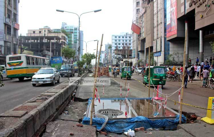এ রাস্তায় চলতে গিয়ে প্রতিদিন অফিসগামী মানুষের বিড়ম্বনায় পড়তে হয়। ছবি : বিপ্লব দিক্ষিৎ।