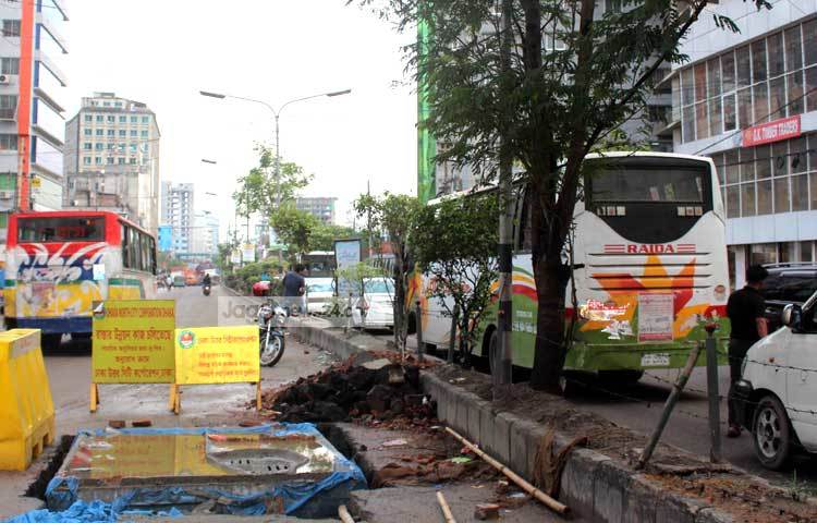 খুব ধীর গতিতে এ রাস্তার উন্নয়ন কাজ চলছে। ছবি : বিপ্লব দিক্ষিৎ।