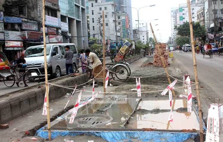 অনেক পথচারী বলছেন,-বর্ষাকাল এলেই রাজধানীতে রাস্তা খোঁড়াখুঁড়ির হিড়িক পড়ে যায়। ছবি : বিপ্লব দিক্ষিৎ।