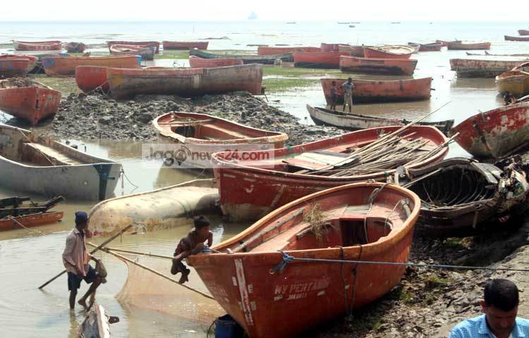 চট্টগ্রামের উপকূলজুড়ে রোয়ানুর আঘাত। এখানকার মানুষ আবার ঘুরে দাঁড়ানোর চেষ্টা করছে। ছবি : বিপ্লব দিক্ষিৎ।