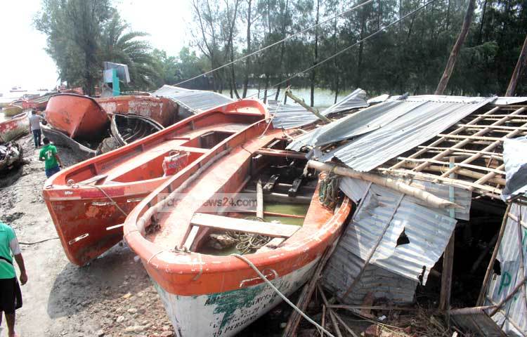 জলোচ্ছ্বসের সঙ্গে সাগরের বোটগুলো মানুষের ঘর-বাড়ির উপরে আছড়ে পড়েছে। ছবি : বিপ্লব দিক্ষিৎ।