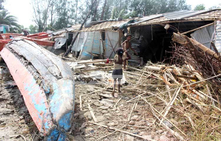 রোয়ানুর তাণ্ডবে নিজেদের আশ্রয়টুকু হারিয়েছে এই শিশুরা। ঝড়ের পরে বাড়ি ফিরে দেখছে তাদের চিরচেনা দৃশ্যটি আর নেই। ছবি : বিপ্লব দিক্ষিৎ।