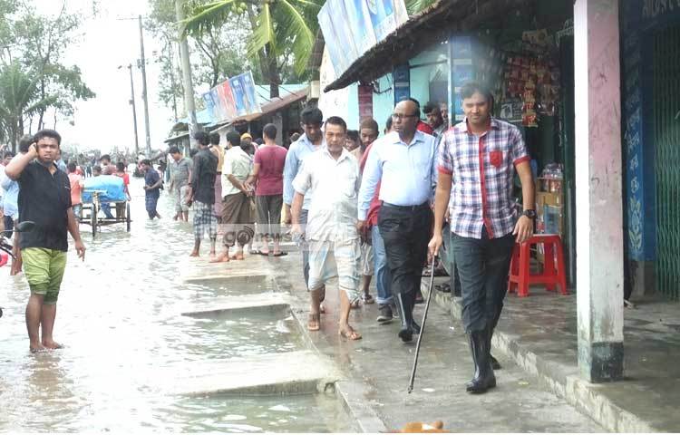 রোয়ানুর প্রভাবে জোয়ারের পানি স্বাভাবিকের চেয়ে ৩-৪ ফুট বেড়ে যাওয়ায় পানিবন্দী হয়ে পড়েছে এলাকাবাসী। ছবি : সায়ীদ আলমগীর।