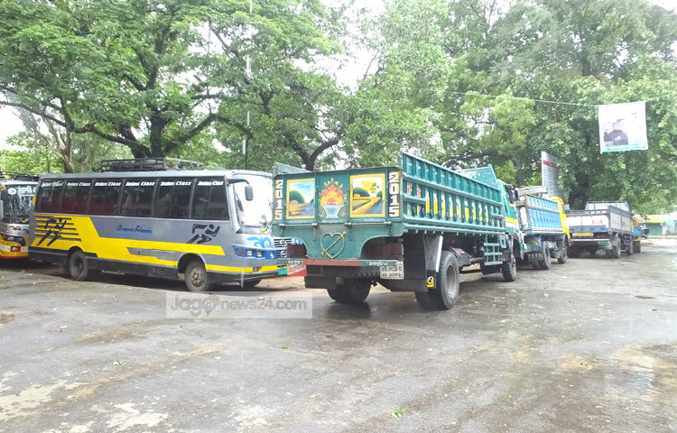 কক্সবাজারের অধিকাংশ স্থানের যানবাহন চলাচল বন্ধ রয়েছে। ছবি : সায়ীদ আলমগীর।