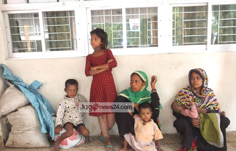কক্সবাজারের একটি ঘূর্ণিঝড় আশ্রয়কেন্দ্রে নারী ও শিশুরা আশ্রয় নিয়েছে। ছবি : সায়ীদ আলমগীর।