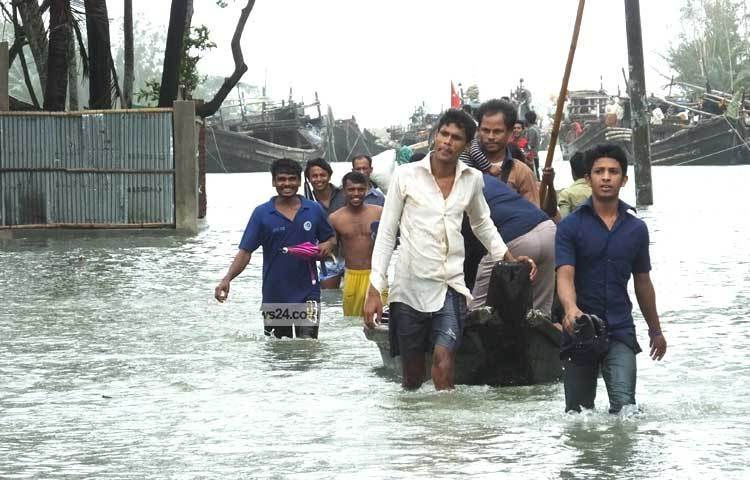নিরাপদ আশ্রয়ে পরিবার পরিজনদের নিয়ে ছুটছেন সবাই। ছবি : সায়ীদ আলমগীর।