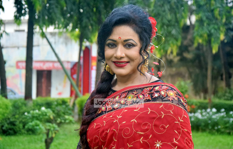 ঢাকাই চলচ্চিত্রের এক সময়ের তুমুল সাড়া জাগানো চিত্রনায়িকা রোজিনা এখন চলচ্চিত্রে অভিনয় থেকে অনেক দূরে রয়েছেন। সবুজ প্রকৃতির মাঝে লাল শাড়িতে রোজিনাকে ক্যামেরাবন্দি করেছেন আলোকচিত্রী মাহবুব আলম।