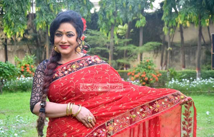 রোজিনা দীর্ঘ এক যুগেরও বেশি সময় ধরে লন্ডনে বসবাস করছেন। তবে মাঝে মধ্যে তিনি মাতৃভূমির টানে দেশে আসেন। ছবি : মাহবুব আলম।