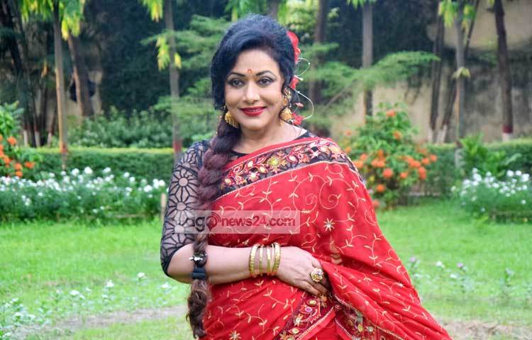 প্রবাসী এক বাঙালিকে বিয়ে করে রোজিনা ব্রিটেনে স্থায়ী হয়েছেন। ঢাকায় যাওয়া আসার মধ্যে থাকলেও বর্তমানে তিনি&nbsp; কোনো চলচ্চিত্রে অভিনয় করছেন না। ছবি : মাহবুব আলম।