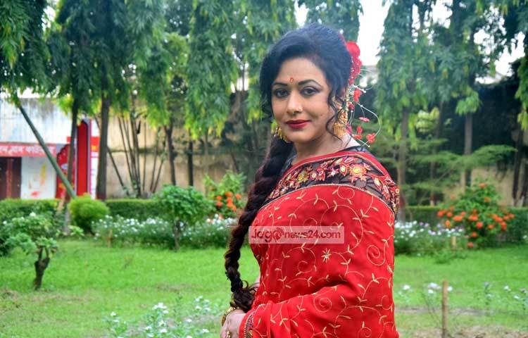 দেশে আসলে রোজিনা নাটক ও ছোটপর্দার কিছু ম্যাগাজিন অনুষ্ঠানে অংশগ্রহণ করেন। ছবি : মাহবুব আলম।