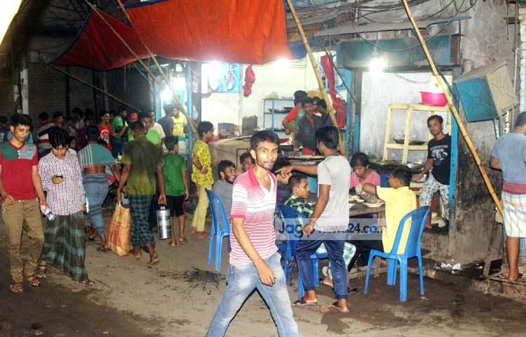 পুরান ঢাকার আলাউদ্দিন রোডে হাজী বিরিয়ানির গলিতে খোলা আকাশের নিচে চলছে সেহরির আয়োজন। ছবি : বিপ্লব দিক্ষিৎ।