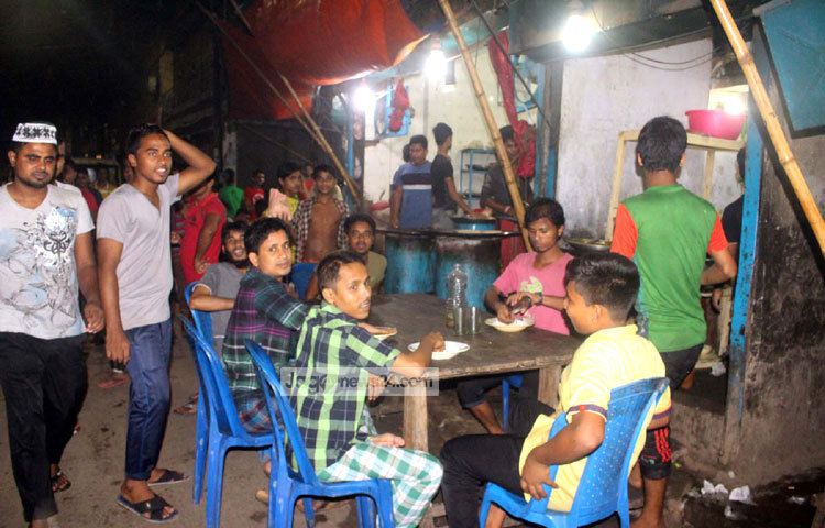 রাত ২টার পর থেকে শুরু হয় সেহরির আয়োজন। ছবি : বিপ্লব দিক্ষিৎ।