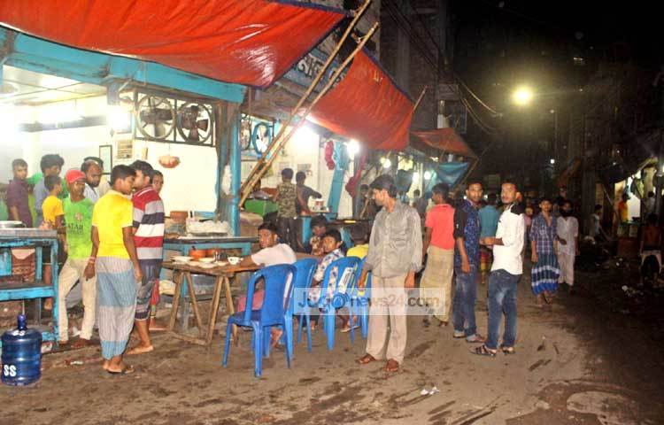 প্রতিবছরের মতো এবারো নাজিরা বাজারের তারাবাত ও আল-মদিনা হোটেল খোলা আকাশের নিচে সেহরির ব্যবস্থা রয়েছে। সেহরির সময় অতিরিক্ত চাপ সামলাতেই এই ব্যবস্থা করা হয়েছে বলে জানান হোটেল কর্তৃপক্ষ। ছবি : বিপ্লব দিক্ষিৎ।