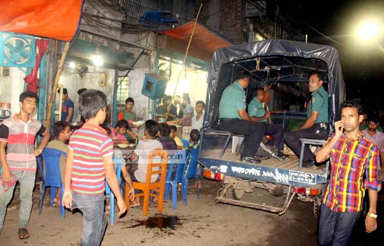 সেহরির মেন্যুতে রয়েছে পরাটা, নানরুটি, সবজি, বুন্দিয়া, ডিম ভাজা, সাদা ভাত, ডাল, গরুর মাংসের রেজালা, মুরগীর রোস্ট-রেজালা, গরুর বট ইত্যাদি। ছবি : বিপ্লব দিক্ষিৎ।