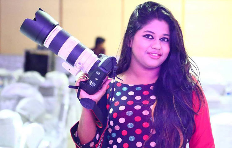 রোথী মোস্তফা শুরুতে শখের বশে হলেও একটা সময় কাজের ক্ষেত্র হয়ে দাঁড়ায় মিডিয়া। তার প্রতিটি কাজে থাকে নান্দনিকতা। টিভি, চলচ্চিত্র, সঙ্গীত শিল্পীসহ বহু তারকার তোলা তার ছবি বিভিন্ন দৈনিক পত্রিকায়, ম্যাগাজিনে ছাপা হয়েছে।