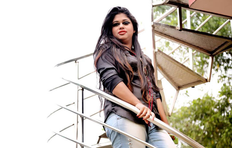 ফটোগ্রাফি প্রসঙ্গে রোথী মোস্তফা বলেন, &lsquo;শখের বশেই ছবি তুলতাম। ছবি তোলার প্রতি এক ধরনের ভালোবাসা ছিল। সেই ভালোবাসা থেকেই এতদূর পথচলা।&rsquo;