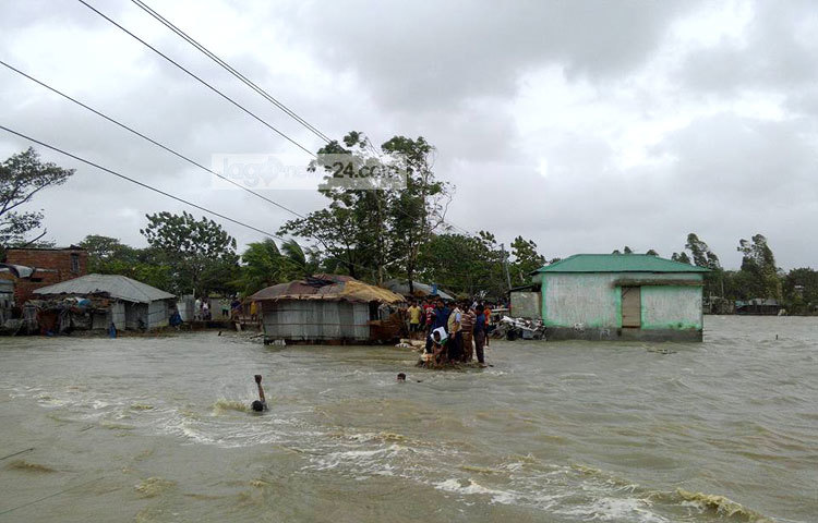 ঘূর্ণিঝড়ের প্রভাবে কক্সবাজারে দমকা হাওয়া বইছে। এছাড়া সকালে জোয়ারের পানি স্বাভাবিকের চেয়ে ৩-৪ ফুট বেড়েছে বলে দাবি করছেন উপকূলের মানুষ। ছবি : সায়ীদ আলমগীর।
