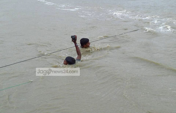 স্থানীয়রা জানান, শনিবার ভোর ৩টার দিকে দমকা বাতাস শুরু হলে প্রায় সব উপজেলার বিদ্যুত সংযোগ বিছিন্ন হয়ে যায়। ছবি : সায়ীদ আলমগীর।