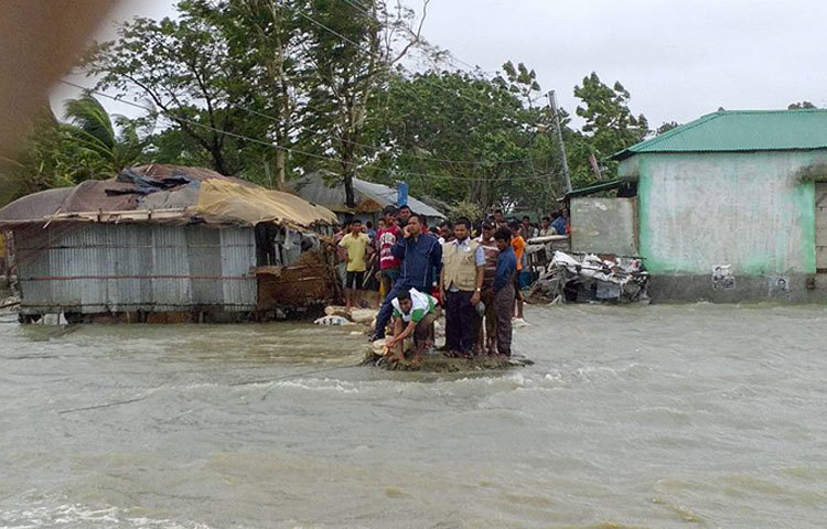 কক্সবাজার আবহাওয়া অফিসের সহকারী একেএম নাজমুল হক জানান, কক্সবাজারে ৬ নম্বর বিপদ সংকেত বহাল রয়েছে। ৫ থেকে ৭৫ কিমি বেগে বইছে দমকা হাওয়া। ছবি : সায়ীদ আলমগীর।