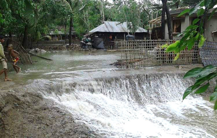 কক্সবাজার আবহাওয়া অফিসের সহকারী একেএম নাজমুল হক জানান, কক্সবাজারে ৬ নম্বর বিপদ সংকেত বহাল রয়েছে। ৫ থেকে ৭৫ কিমি বেগে বইছে দমকা হাওয়া। ছবি : সায়ীদ আলমগীর।