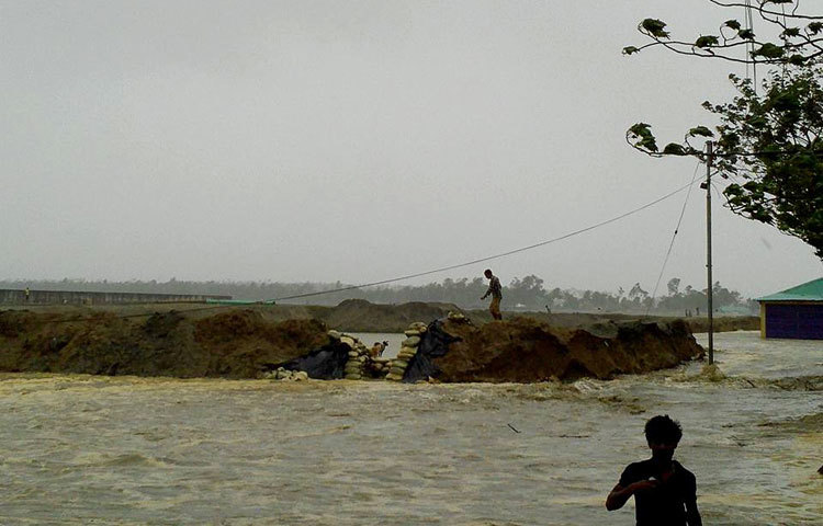 জোয়ারের পানিতে প্লাবিত হয়েছে কক্সবাজারের উপকূলের নিম্নাঞ্চল। ছবি : সায়ীদ আলমগীর।