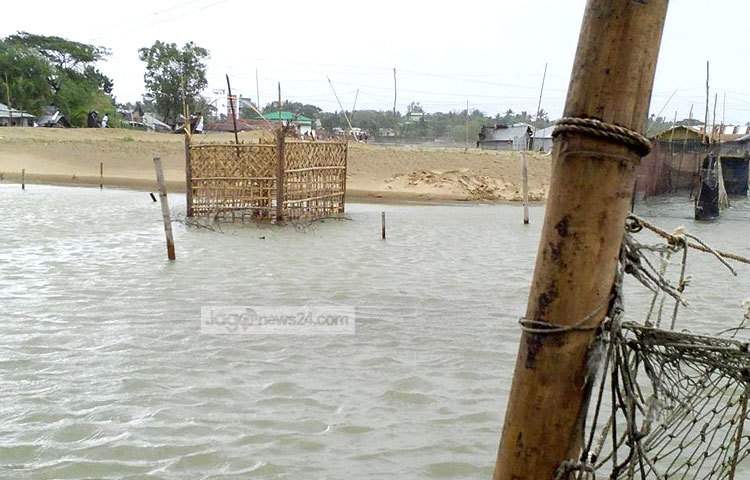 কক্সবাজার শহরের কুতুবদিয়াপাড়া, সমিতিপাড়া, নাজিরারটেক, কক্সবাজার সদরের উপকূলীয় চৌফলদন্ডী ও কুতুবদিয়ার প্রায় প্রতিটি ইউনিয়নে এবং&nbsp; টেকনাফের শাহপরীরদ্বীপ ও&nbsp; সেন্টমার্টিনদ্বীপের নিম্ন এলাকা জোয়ারের পানিতে প্লাবিত হয়েছে। ছবি : সায়ীদ আলমগীর।