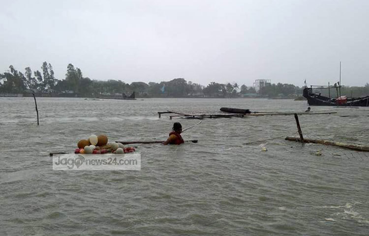 কক্সবাজার অঞ্চলের জেলেরা নিরাপদ আশ্রয়ের খোঁজে ছুটছে। ছবি : সায়ীদ আলমগীর।
