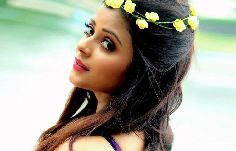 কিছু কিছু বিজ্ঞাপনে কাজের অফার পেলেও ছবিতে অভিনয় করতেই বেশি স্বাচ্ছন্দ্যবোধ রূপসা।