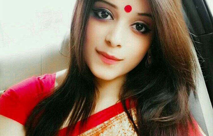 সেলফিতে মগ্ন রয়েছেন রূপসী। অবসরে তিনি ঘুরতে পছন্দ করেন।