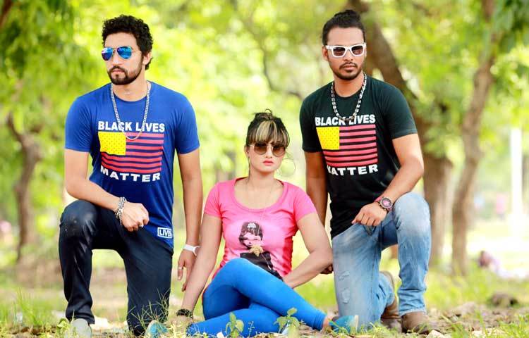 ফ্যাশন হাউস স্টাইল পার্ক সব সময়ই নতুন সাজের বাহারি পোশাক নিয়ে আসে। এবারের গ্রীষ্মেও এর ব্যতিক্রম ঘটেনি। পোশাক ও ছবি : স্টাইল পার্ক।