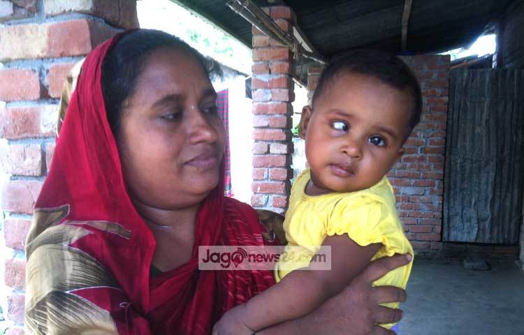 মাতৃগর্ভে গুলিবিদ্ধ হওয়া মাগুরার সেই আলোচিত শিশু সুরাইয়ার প্রথম জন্মদিন আজ। কেক কেটে ও মিষ্টি বিতরণ করে দিনটি উদযাপন করছে সুরাইয়ার মা-বাবা। ছবি :&nbsp; আরাফাত হোসেন।