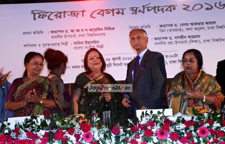 বাংলা সংগীতের কোকিলকণ্ঠি খ্যাত শিল্পী সাবিনা ইয়াসমিন ফিরোজা বেগম স্মরণে পদক পেয়ে অভিভূত হয়েছেন। ছবি : মাহবুব আলম।