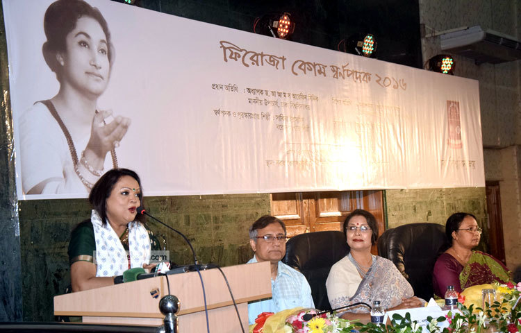 বৃহস্পতিবার (২৮ জুলাই) নজরুল সংগীতের সম্রাজ্ঞী ফিরোজা বেগমের ৮৬তম জন্মদিনে &lsquo;ফিরোজা বেগম স্মৃতি স্বর্ণপদক&rsquo; লাভ করেছেন সাবিনা ইয়াসমিন। এই পদক প্রবর্তন করেছে ঢাকা বিশ্ববিদ্যালয়। ছবি : মাহবুব আলম।