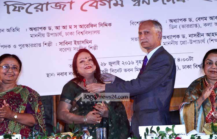 ঢাকা বিশ্ববিদ্যালয়ের নবাব নওয়াব আলী চৌধুরী সিনেট ভবন মিলনায়তনে সাবিনার হাতে পদক তুলে দেন বিশ্ববিদ্যালয়ের উপাচার্য ড. আ আ ম স আরেফিন সিদ্দিক। ছবি : মাহবুব আলম।