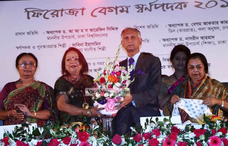 ফুলেল ভালোবাসায় সিক্ত সাবিনা ইয়াসমিন। এ পদক ও সম্মাননা পেয়ে সাবিনা ইয়ামিন বলেন, &lsquo;আজকে আমার জীবনের অত্যন্ত স্মরণীয় দিন, অত্যন্ত আনন্দের দিন, গর্বের দিন।&rsquo; ছবি : মাহবুব আলম।