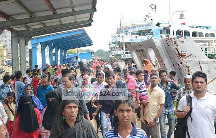 রাজধানীর অন্যতম প্রবেশমুখ সদরঘাট ঈদের ছুটি শেষে গ্রাম থেকে আসা রাজধানীমুখী জনস্রোত আজও দেখা গেছে। ছবি : বিপ্লব দিক্ষিৎ।