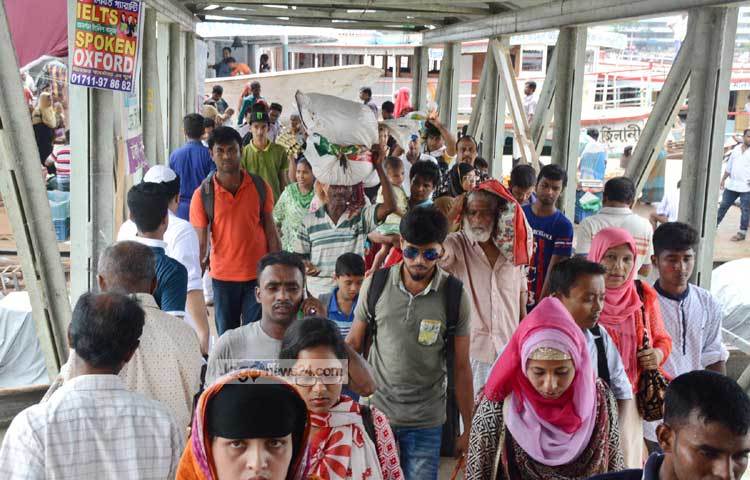 আপনজনের সান্নিধ্যে গিয়ে সারা বছরের কর্মক্লান্তি ভুলে গিয়েছিলেন এসব মানুষ। এখন আবার তারা জীবীকার প্রয়োজনে কাজে নেমে পড়বেন। ছবি : বিপ্লব দিক্ষিৎ।