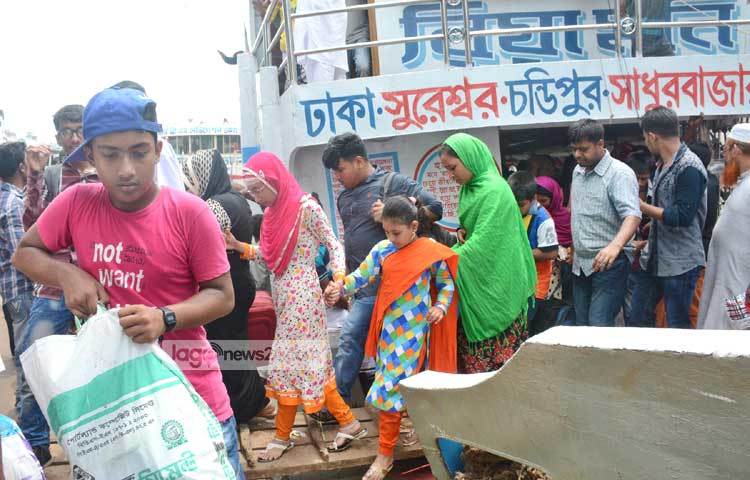 পরিবার পরিজন নিয়ে যারা গ্রামের বাড়িতে ঈদ করতে গিয়েছিলেন, তারা সবাই আবার ফিরেছেন। আবার সবাই ব্যস্ত শহরের বাসিন্দা হয়ে যাচ্ছেন। ছবি : বিপ্লব দিক্ষিৎ।