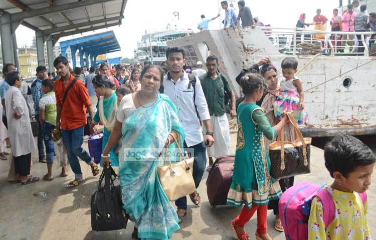 ঈদ শেষে গ্রাম থেকে আসা এসব মানুষের পদভারে মুখরিত হবে রাজধানী। এসব মানুষের উপস্থিতি ছাড়া রাজধানী যেন বেমানান। ছবি : বিপ্লব দিক্ষিৎ।