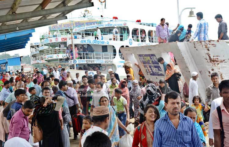 এরই মধ্যেই রাজধানী আবার চিরচেনা রূপ ফিরে পেতে শুরু করেছে। ভিড় বাড়ছে অলিগলি বিপণি বিতানগুলোতে। ছবি : বিপ্লব দিক্ষিৎ।