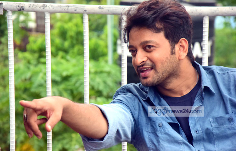 পালিয়ে থাকা মিষ্টি জান্নাতকে সাইমন বুঝি খুঁজে পেয়েছে। নয়তো হাত দিয়ে কাকে দেখিয়ে দিচ্ছে? ছবি : মাহবুব আলম।