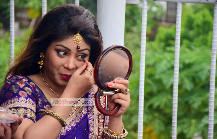 নিজেকে আরও সুন্দর করে তুলতে ব্যস্ত মিষ্টি জান্নাত। ছবি : মাহবুব আলম।
