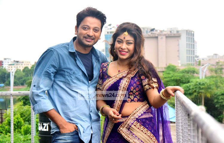 ক্যামেরার সামনে ছবি তুলতে নিজেদের মেলে ধরেছেন সাইমন ও মিষ্টি জান্নাত। ছবি : মাহবুব আলম।