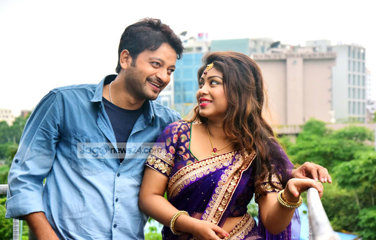 অমন করে কি দেখছে মিষ্টি জান্নাত। হয়তো সাইমনের হাসির ভাষা বুঝতে চেষ্টা করছে! ছবি : মাহবুব আলম।