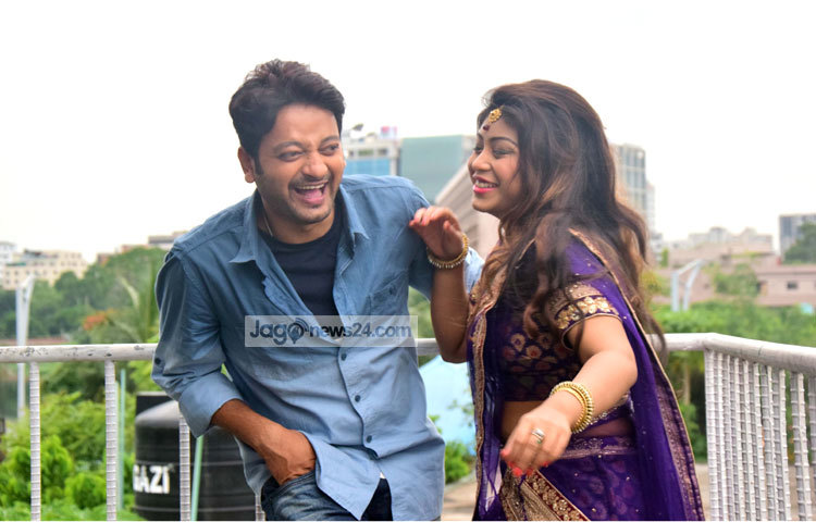 বর্তমানে সাইমন ও মিষ্টি জান্নাত জুটি বেঁধে &lsquo;তুই আমার&rsquo; শীর্ষক একটি ছবিতে অভিনয় করছেন। এ ছবিটি পরিচালনা করছেন তরুণ নির্মাতা সজল আহমেদ। ছবি : মাহবুব আলম।