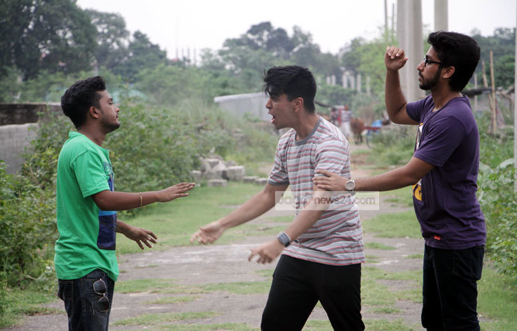 বরাবরের মত এ নাটকেও সালমান দুর্দান্ত অভিনয় করেছেন। তিন পর্বের &lsquo;যা কিছু ঘটে&rsquo; শীর্ষক এ ধারাবাহিক নাটকটি নির্মাণ করেছেন ইশতিয়াক আহমেদ রোমেল। ছবি : মাহবুব আলম।