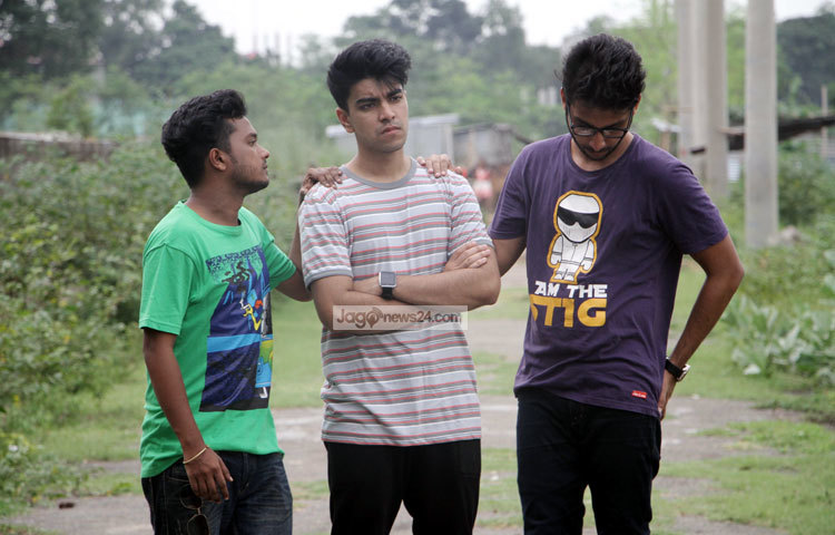 বর্তমান সময়ের তরুণ তরুণীদের নানা সম্পর্কের কথা &lsquo;যা কিছু ঘটে&rsquo; এ ধারাবাহিকে তুলে ধরা হয়েছে। আলোকচিত্রী : মাহবুব আলম।