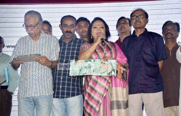 বরেণ্য সংগীতশিল্পী সৈয়দ আব্দুল হাদির &lsquo;দ্য লিজেন্ড : সৈয়দ আব্দুল হাদী&rsquo; গানের সংকলনটির মোড়ক উন্মোচন অনুষ্ঠানে বক্তব্য রাখছেন সাবিনা ইয়াসমিন। ছবি : মাহবুব আলম।