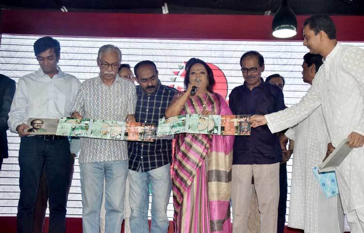 &lsquo;দ্য লিজেন্ড : সৈয়দ আব্দুল হাদী&rsquo; শিরোনামের এই সংকলনটির মোড়ক উন্মোচন করা হয়েছে গতকাল (১০ আগস্ট) সন্ধ্যায়। রাজধানীর ঢাকা ক্লাবে আয়োজিত এই মোড়ক উন্মোচন অনুষ্ঠানে উপস্থিত ছিলেন বাংলা সংগীত অঙ্গনের অনেক তারকা। ছবি : মাহবুব আলম।